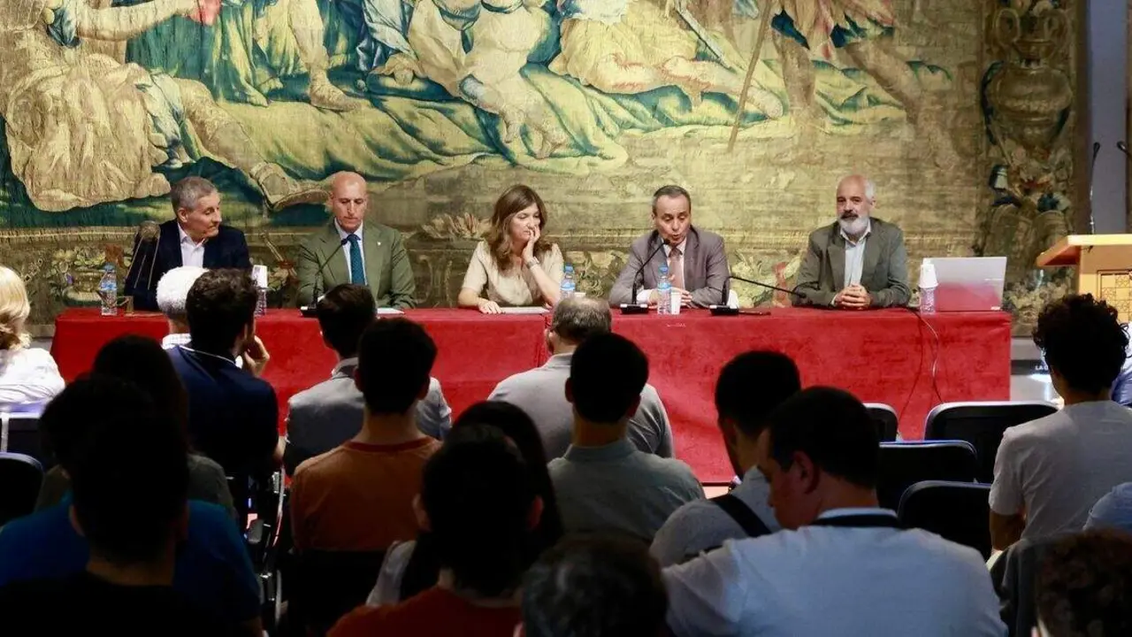 La rectora de la Universidad de Le&oacute;n, Nuria Gonz&aacute;lez, el catedr&aacute;tico de Ingenier&iacute;a Aeroespacial, y primer director en funciones de la Agencia Espacial Espa&ntilde;ola, Miguel Bell&oacute; Mora, y el alcalde de Le&oacute;n, Jos&eacute; Antonio Diez, inauguran el curso de verano de la ULE &lsquo;Constelaciones de sat&eacute;lites&rsquo;