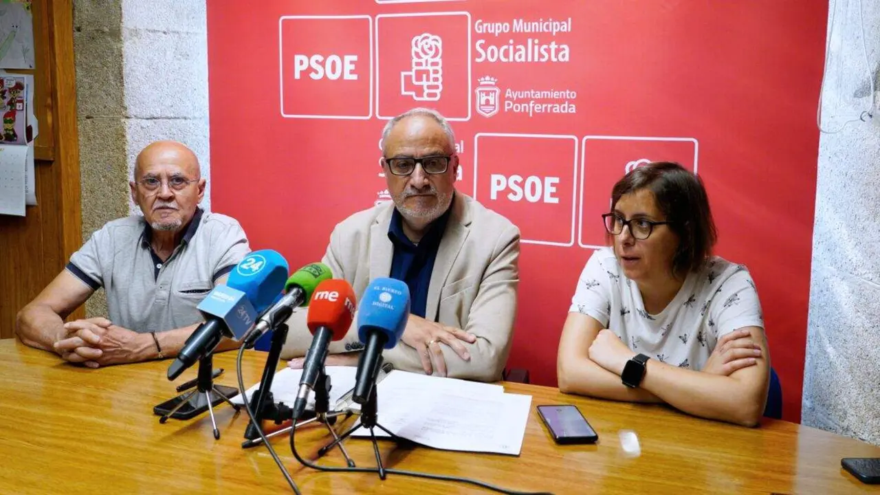 El portavoz del PSOE de Ponferrada, Olegario Ram&oacute;n, durante su comparecencia para hablar del convenio firmado entre el Ayuntamiento y el Administrador de Infraestructuras Ferroviarias