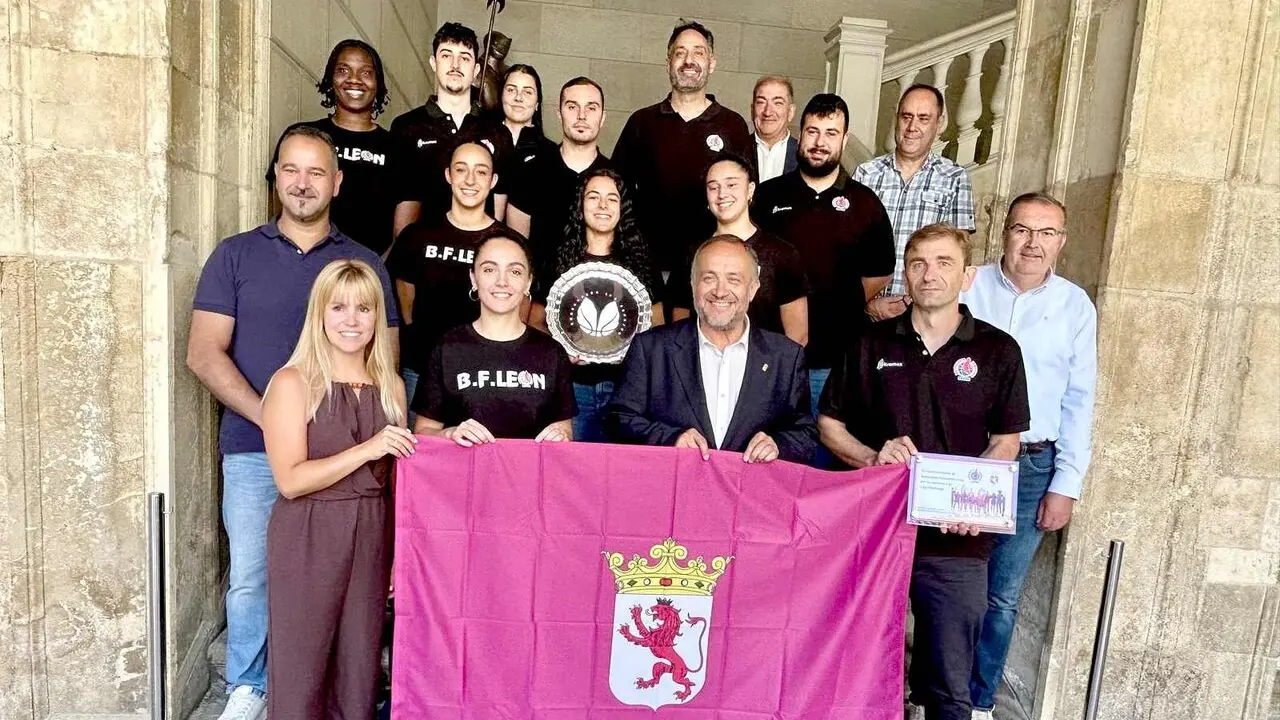 La Diputaci&oacute;n de Le&oacute;n rindi&oacute; homenaje este martes al Baloncesto Femenino Le&oacute;n tras conseguir el ascenso a la Liga Challenge, la segunda categor&iacute;a del baloncesto femenino espa&ntilde;ol. El acto tuvo lugar en el sal&oacute;n de plenos del Palacio de los Guzmanes y reuni&oacute; a representantes institucionales, directivos, cuerpo t&eacute;cnico y jugadoras del club.