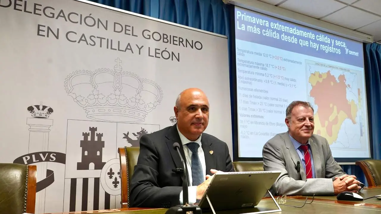 El delegado territorial de Aemet en Castilla y Le&oacute;n, Manuel Mora, y el subdelegado del Gobierno en Valladolid, Jacinto Canales, ofrecen un resumen clim&aacute;tico de la primavera y la predicci&oacute;n estacional para el verano. Foto: Miriam Chac&oacute;n.