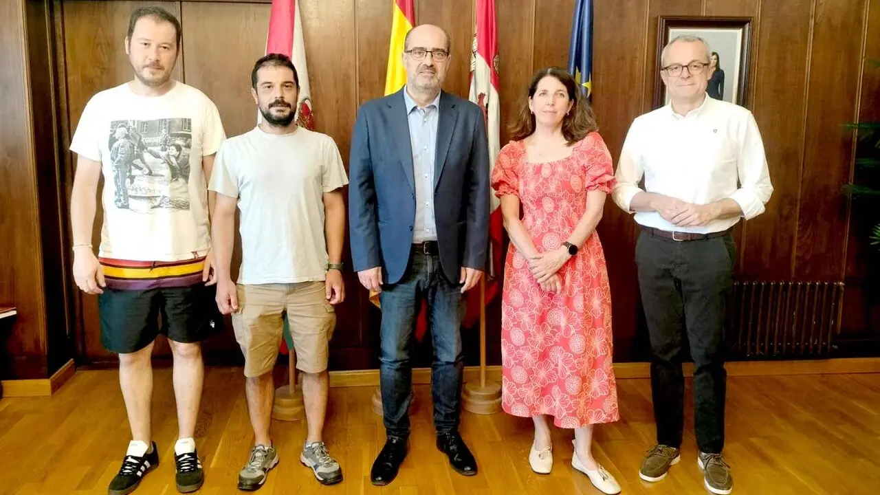 Foto de familia a la conclusi&oacute;n de la reuni&oacute;n mantenida en el Ayuntamiento de Ponferrada.