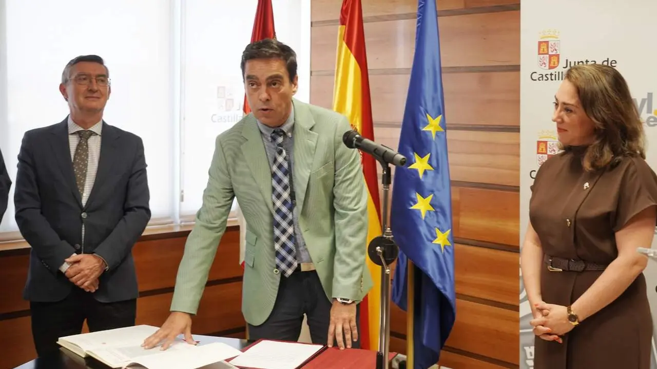 La consejera de Medio Ambiente y Energ&iacute;a, Mar&iacute;a Gonz&aacute;lez Corral, preside la toma de posesi&oacute;n del nuevo director general de Prevenci&oacute;n y Extinci&oacute;n de Incendios Forestales, &Aacute;ngel S&aacute;nchez. Foto: Rub&eacute;n Cacho.