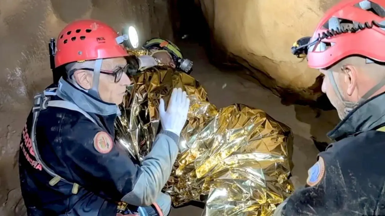Las profundidades de la Cueva del Silencio, en las Hoces de Vegacervera, se convirtieron el pasado fin de semana en el escenario de un amplio ejercicio de entrenamiento organizado por el Grupo de Espeleosocorro de Le&oacute;n (GESLE).
