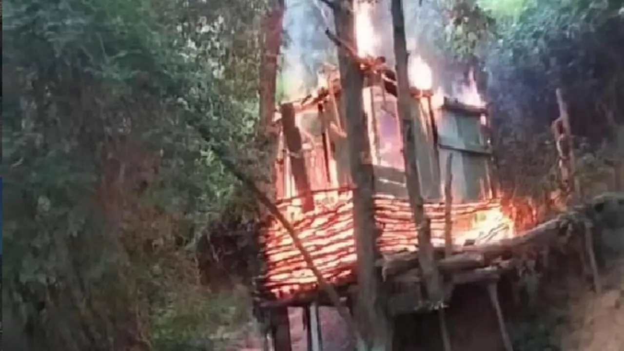 Imagen de 'la casita' siendo pasto de las llamas.