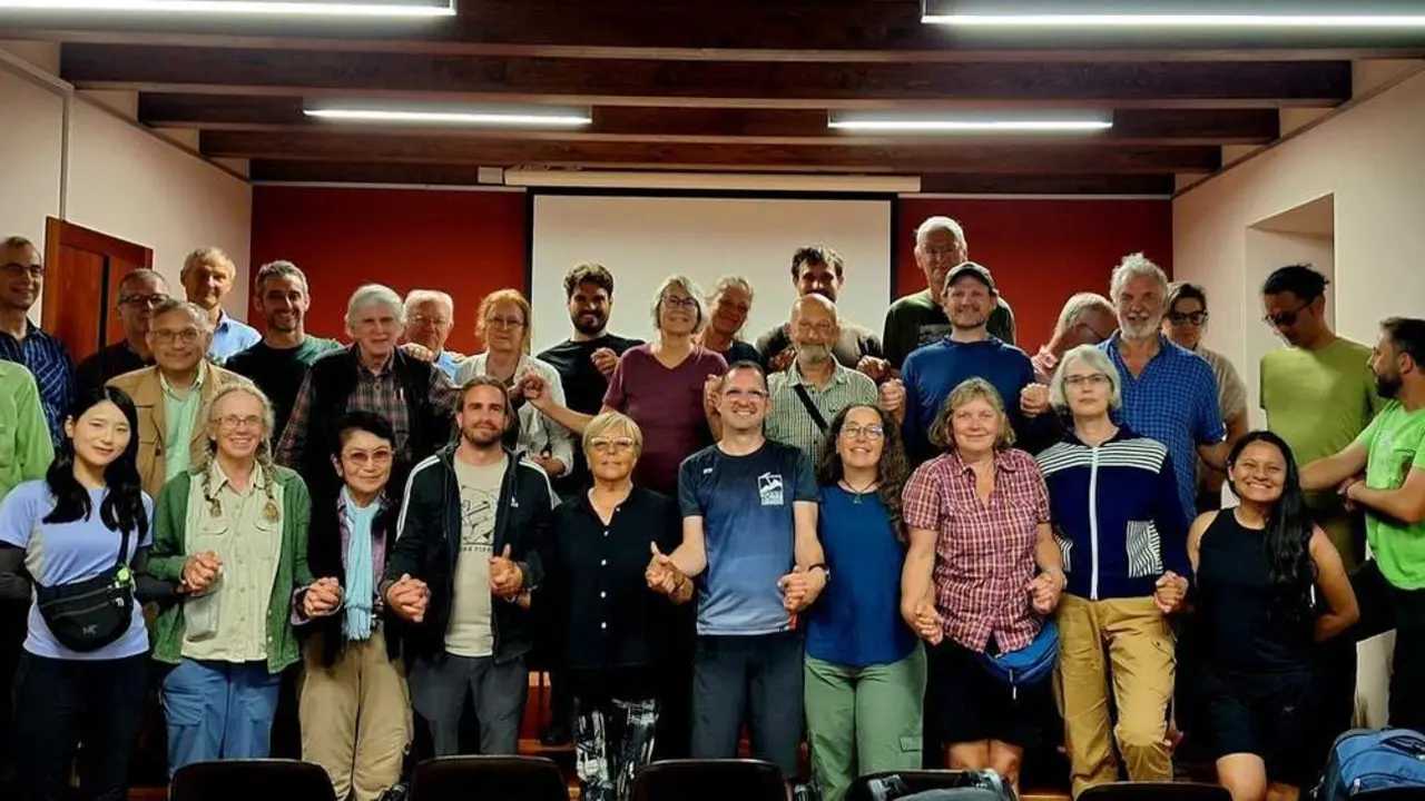 Foto de familia de los expedicionarios con la alcaldesa de Murias de Paredes, Mari Carmen Mallo. Foto: Ayto. Murias.