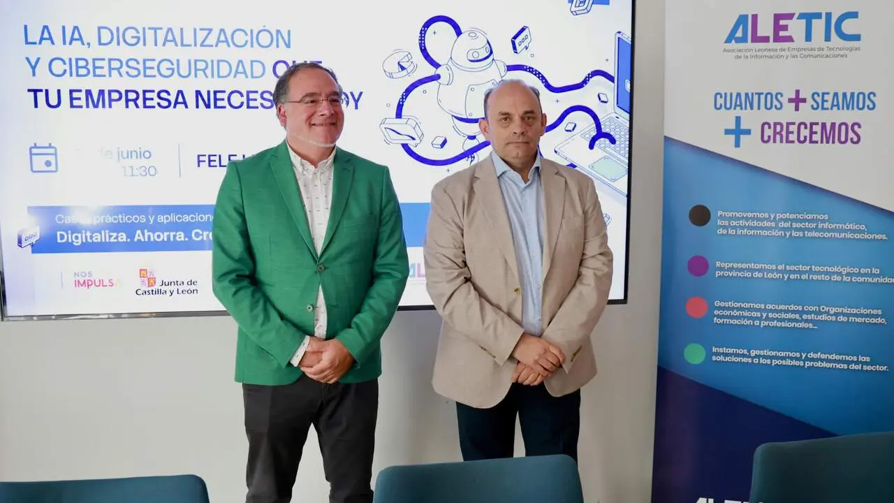 El presidente de la Asociaci&oacute;n de Empresas de Tecnolog&iacute;as de la Informaci&oacute;n, Comunicaciones y Electr&oacute;nica de Castilla y Le&oacute;n, Julio C&eacute;sar Miguel, y el de la Asociaci&oacute;n Leonesa, Juan Carlos Rodr&iacute;guez Farail, participan en la jornada &lsquo;Empresa y Digitalizaci&oacute;n: IA, herramientas pr&aacute;cticas y ciberseguridad para tu empresa&rsquo;. Foto: Campillo.
