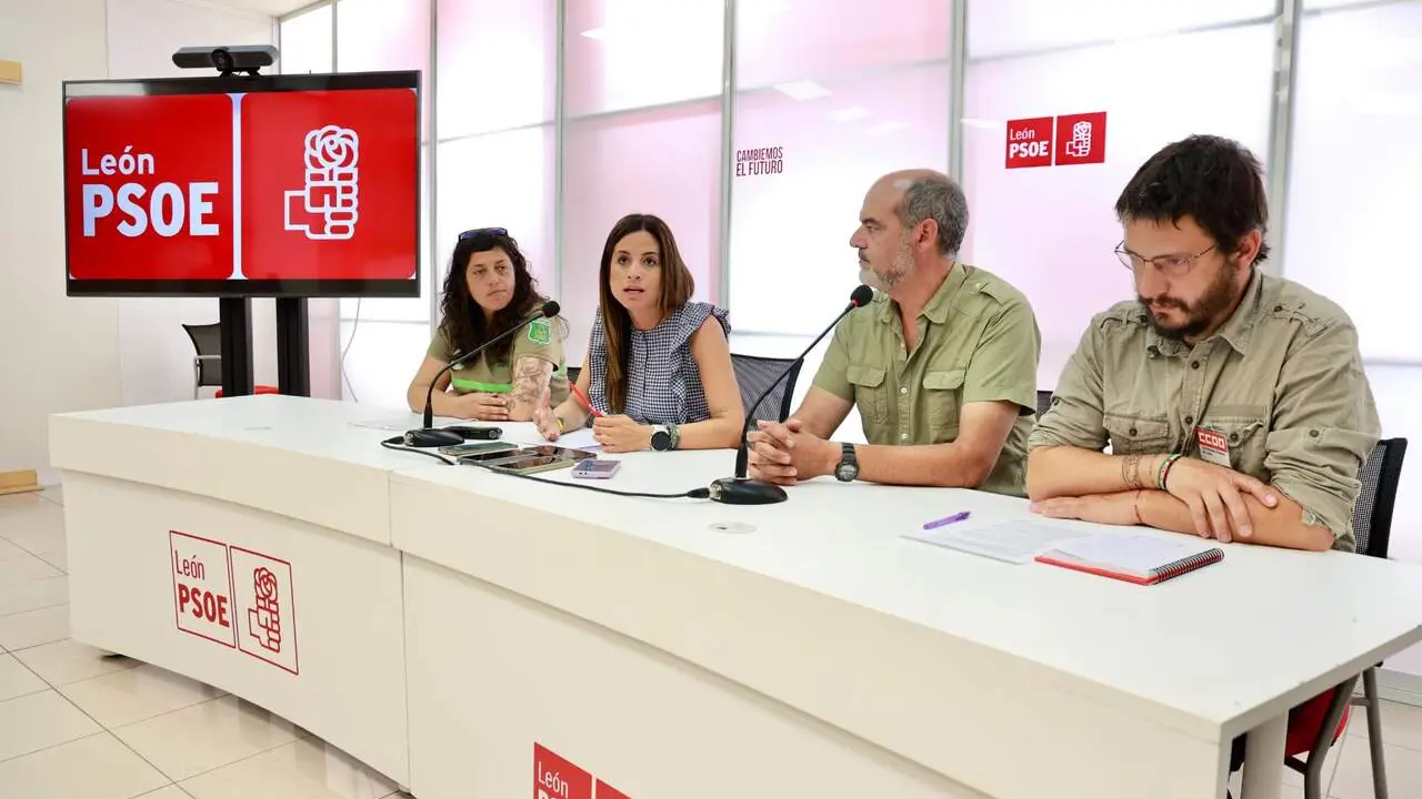 La vicesecretaria general del Partido Socialista de Castilla y Le&oacute;n, Nuria Rubio, atiende a los medios tras reunirse con representantes de los trabajadores del Servicio de Prevenci&oacute;n y Extinci&oacute;n de Incendios Forestales. Foto: Campillo.