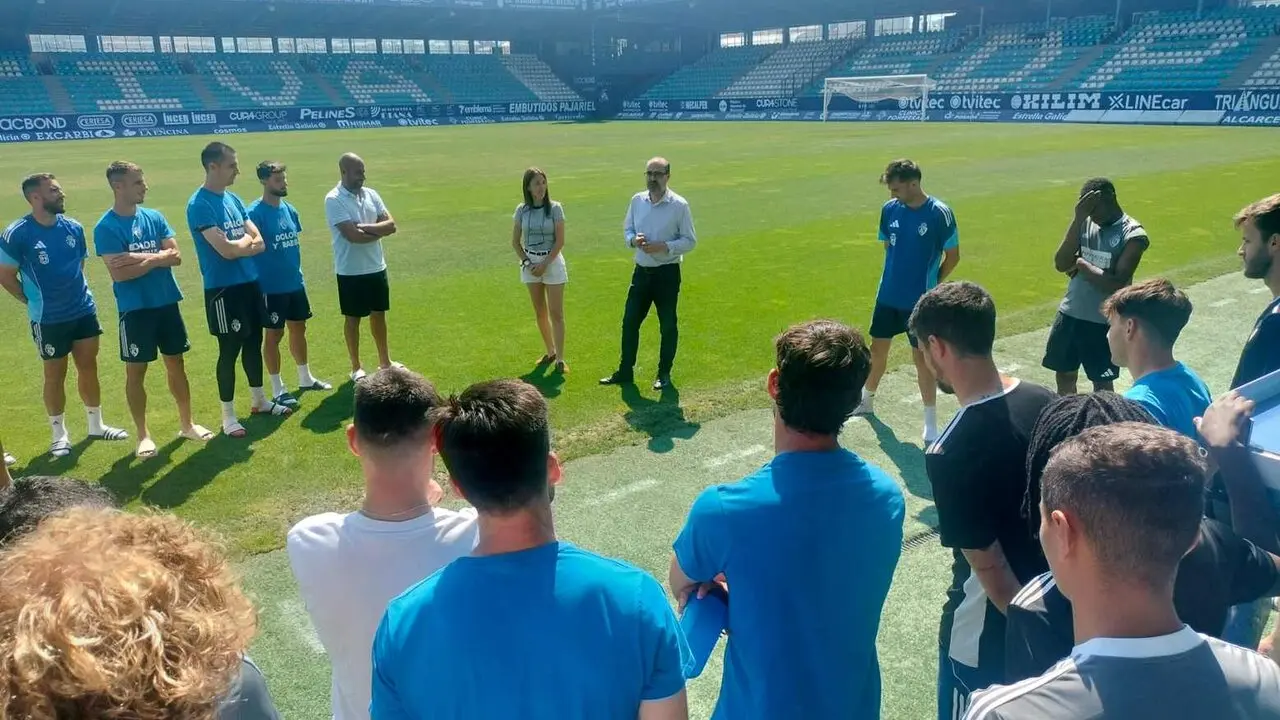 El alcalde de Ponferrada, durante la visita a la plantilla de la SD Ponferradina.