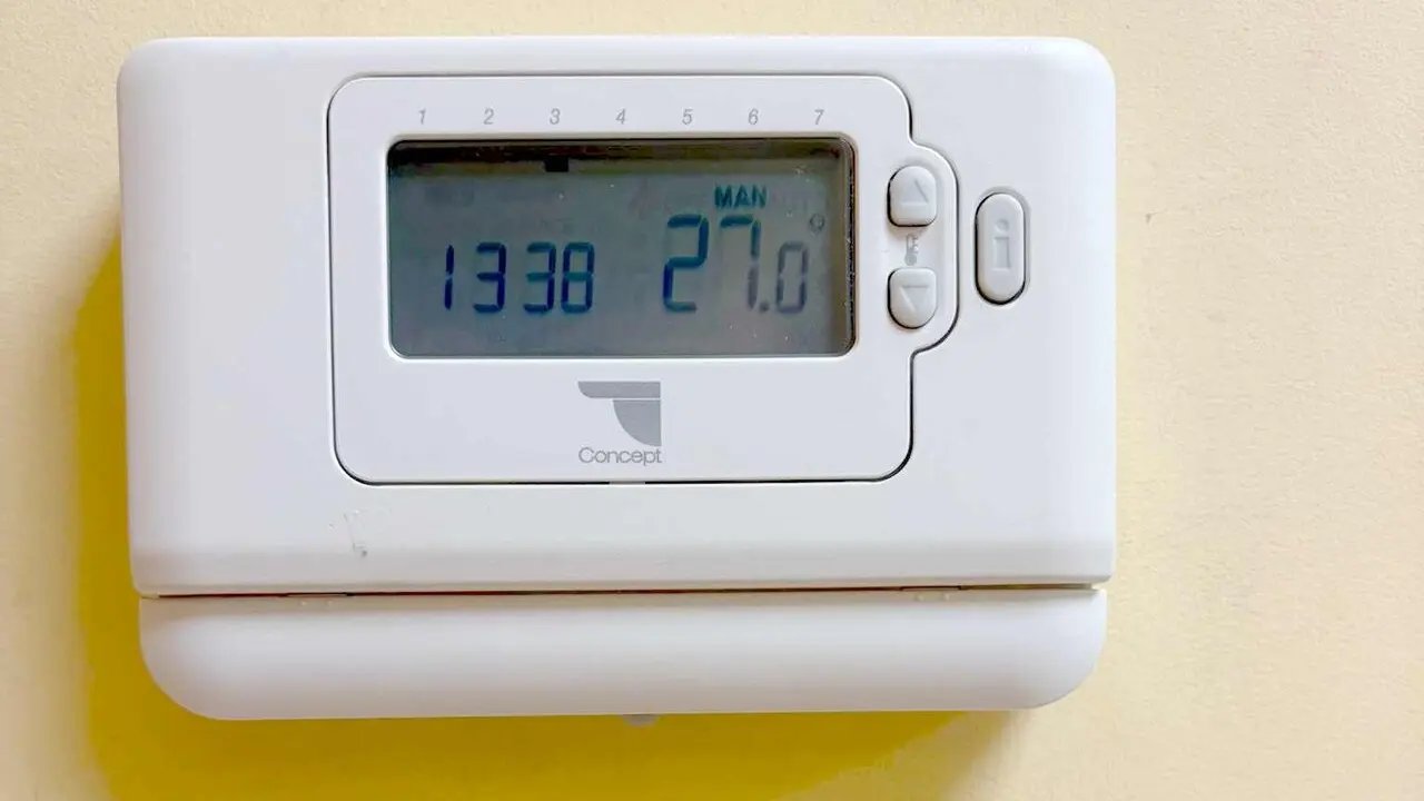 Las familias denuncian aulas por encima de los 28 grados y exigen la ejecuci&oacute;n urgente de las medidas de climatizaci&oacute;n ya presupuestadas para evitar riesgos para la salud de cerca de 300 menores.