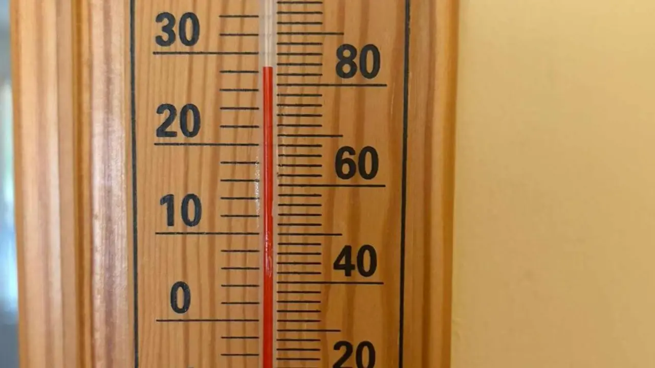 Beb&eacute;s y ni&ntilde;os de 0 a 3 a&ntilde;os soportan temperaturas extremas en cinco escuelas infantiles de la Junta en Le&oacute;n. Las familias denuncian aulas por encima de los 28 grados y exigen la ejecuci&oacute;n urgente de las medidas de climatizaci&oacute;n ya presupuestadas para evitar riesgos para la salud de cerca de 300 menores.