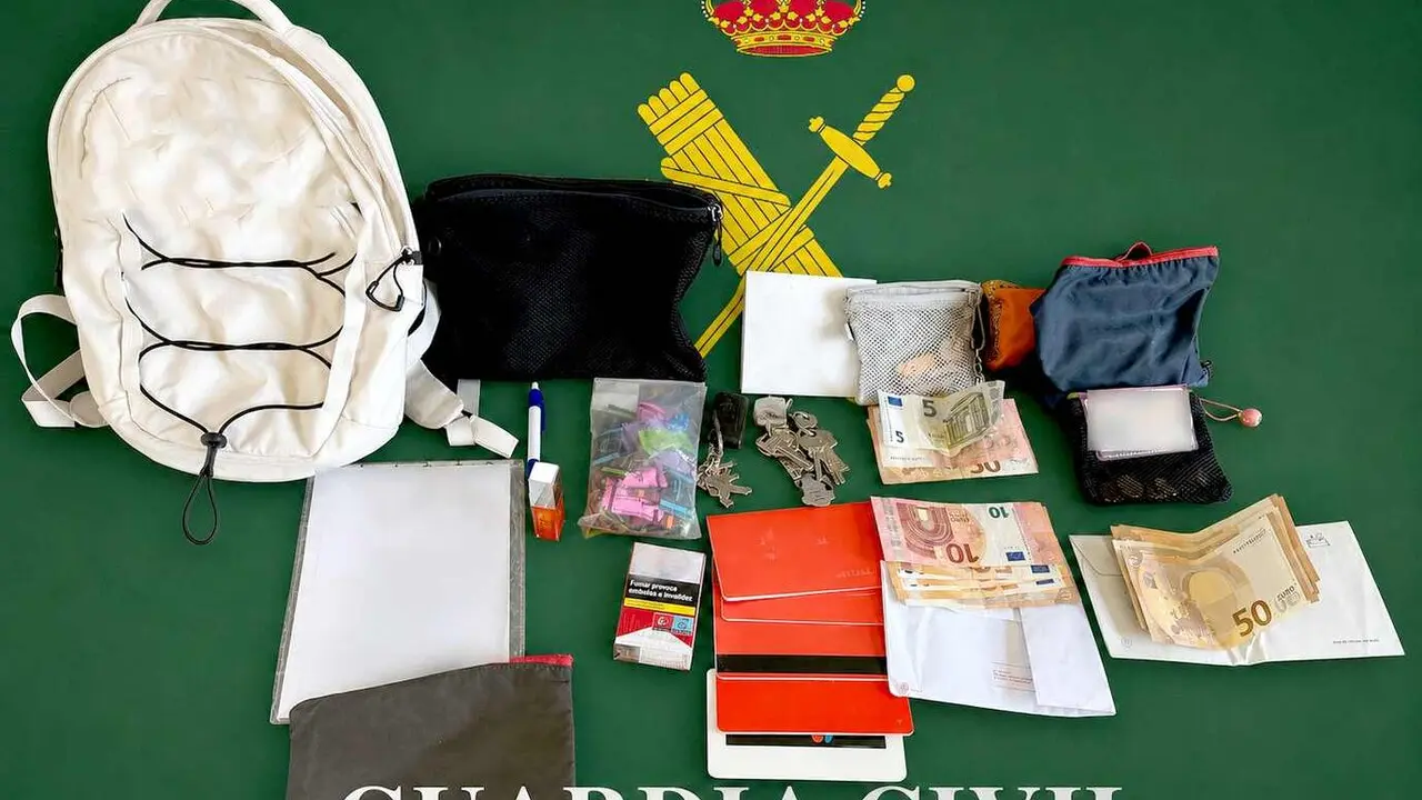 Imagen de la mochila recuperada y el contenido de la misma.