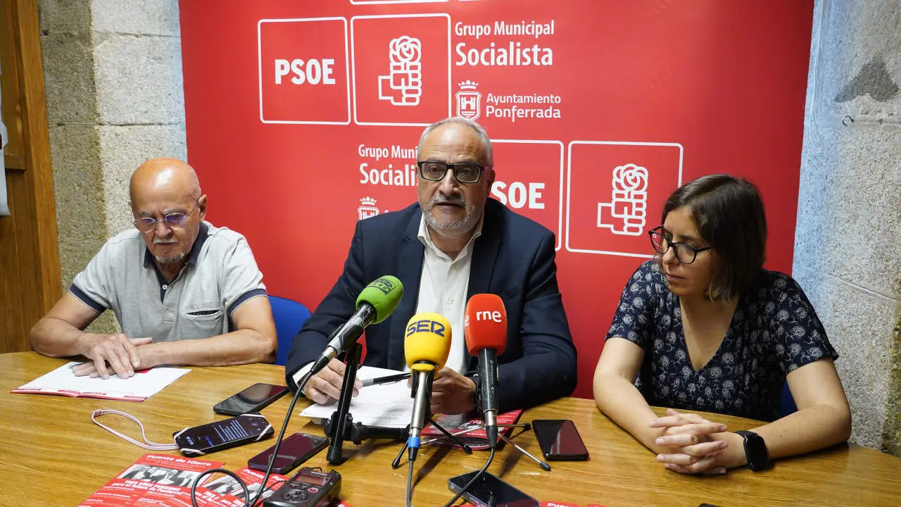 El portavoz del PSOE de Ponferrada, Olegario Ram&oacute;n, durante su comparecencia para valorar los tres a&ntilde;os de gobierno de PP y Coalici&oacute;n por el Bierzo en la capital berciana