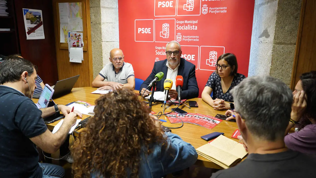 El portavoz del PSOE de Ponferrada, Olegario Ram&oacute;n, durante su comparecencia para valorar los tres a&ntilde;os de gobierno de PP y Coalici&oacute;n por el Bierzo en la capital berciana
