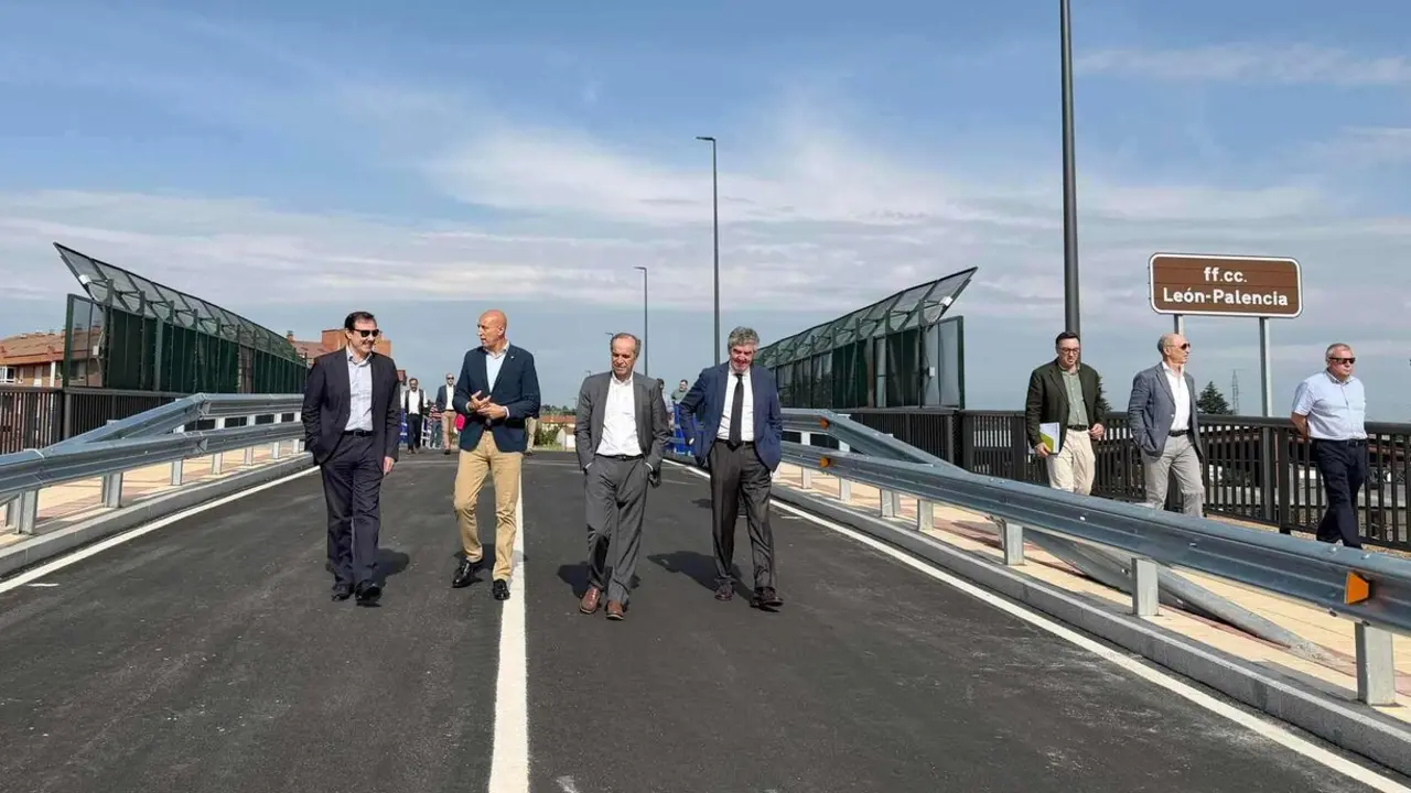 El nuevo paso superior sobre el ferrocarril de Trobajo del Cerecedo ha quedado abierto al tr&aacute;fico este jueves, poniendo fin a una situaci&oacute;n que durante a&ntilde;os ha generado incomprensi&oacute;n entre vecinos y usuarios: la infraestructura llevaba cinco a&ntilde;os construida y sin uso.
