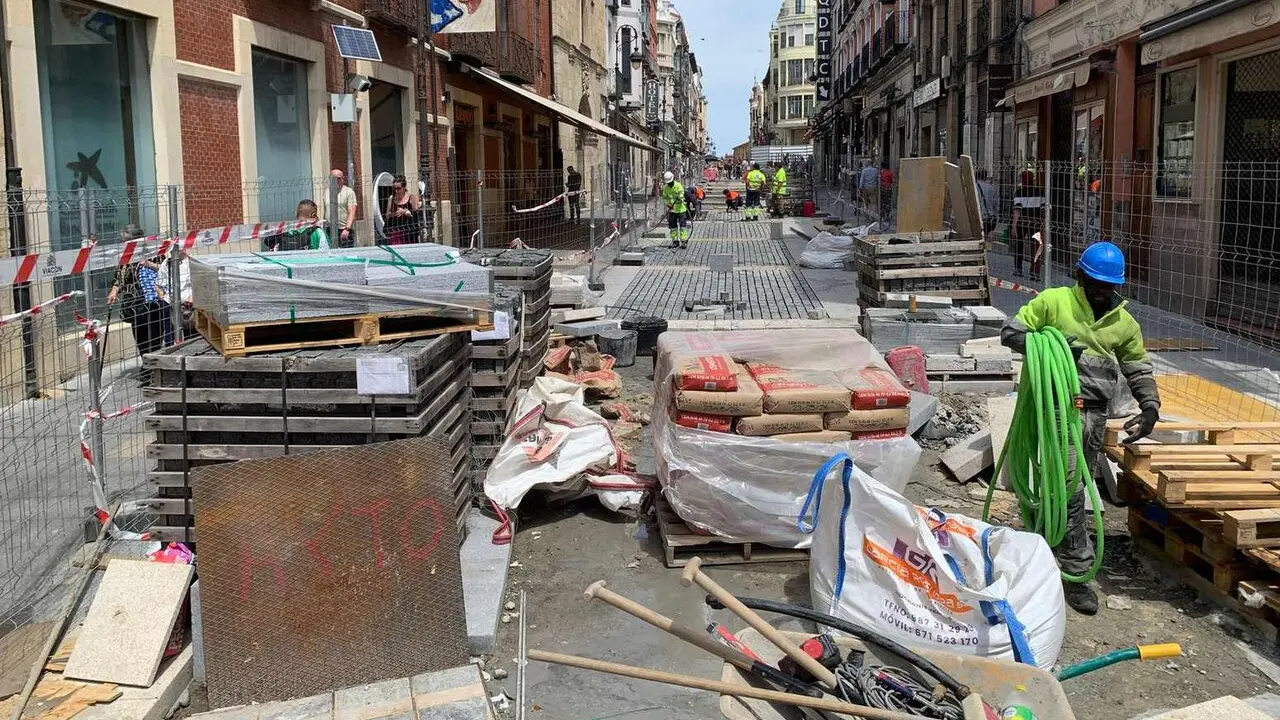 A pocas horas del comienzo de las fiestas de San Juan y San Pedro, los comerciantes de la Calle Ancha han remitido un escrito al Ayuntamiento de Le&oacute;n para trasladar su inquietud por las consecuencias que las obras de remodelaci&oacute;n est&aacute;n teniendo sobre la actividad econ&oacute;mica de la principal arteria comercial del casco hist&oacute;rico.