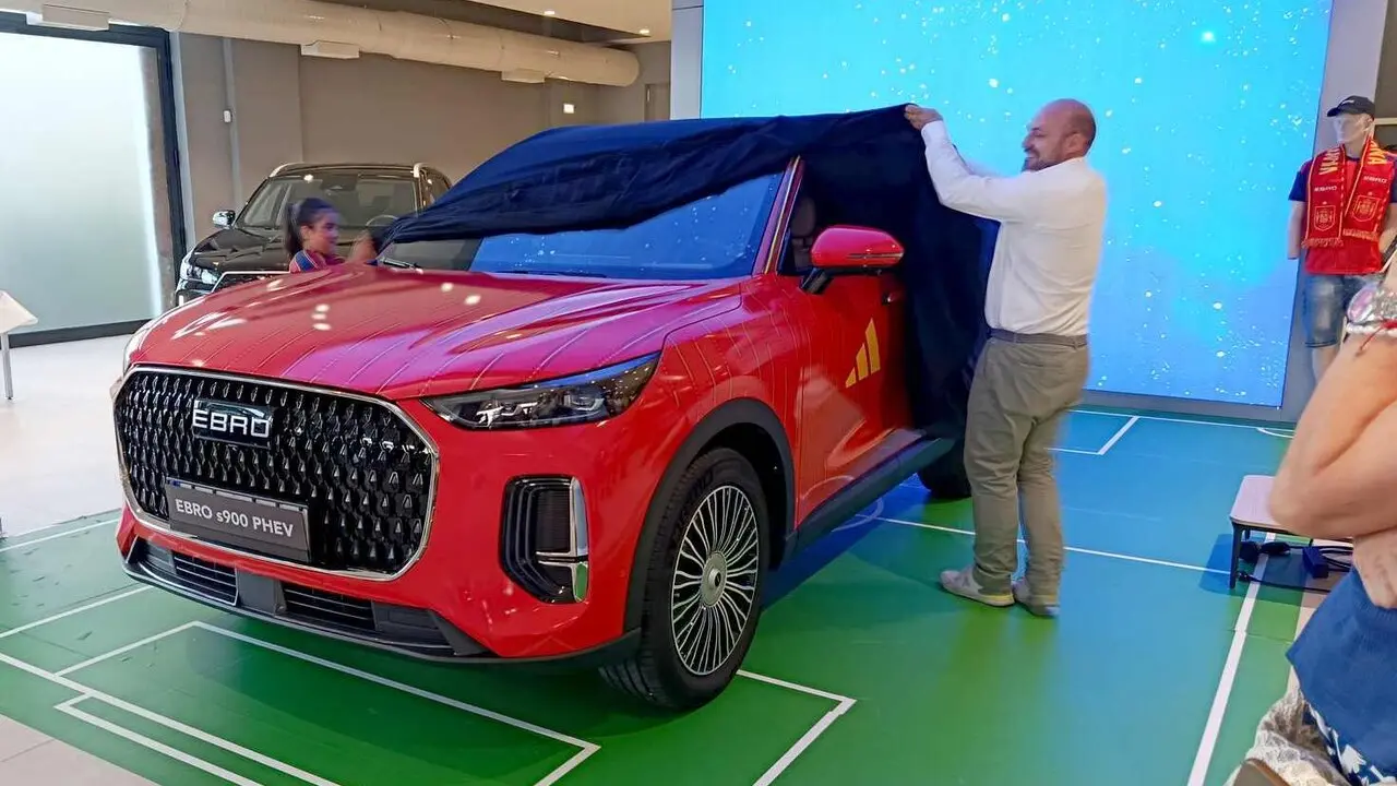 Las instalaciones de Grupo Leomotor en Le&oacute;n se transformaron este jueves en un escaparate del nuevo impulso industrial y comercial de la marca EBRO con la presentaci&oacute;n del EBRO s900 PHEV, el modelo m&aacute;s avanzado de su gama. El evento reuni&oacute; a clientes, aficionados al motor y amigos de la firma en una jornada en la que la automoci&oacute;n, la tecnolog&iacute;a y el ambiente festivo compartieron protagonismo.