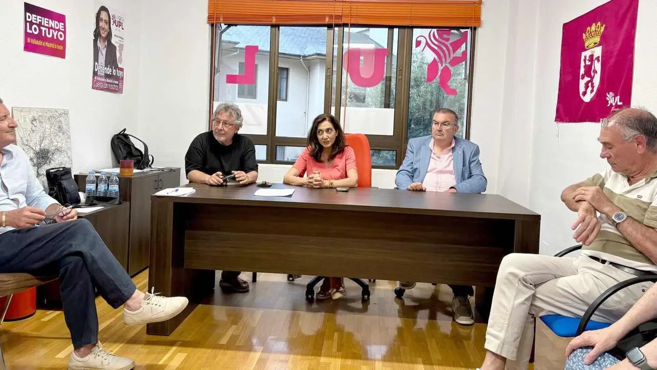 Reuni&oacute;n UPL-Bierzo con la presencia de Alicia Gallego y Roberto Aller.