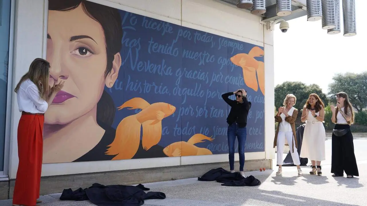 La T&eacute;rmica Cultural de Ponferrada exhibe desde este s&aacute;bado&nbsp;el mural de homenaje a Nevenka Fern&aacute;ndez, obra de la ilustradora granadina Mercedes de Bellard, con la asistencia de la expol&iacute;tica y la vicepresidenta tercera y ministra para la Transici&oacute;n Ecol&oacute;gica y el Reto Demogr&aacute;fico, Sara Aagesen. Foto: C&eacute;sar S&aacute;nchez.