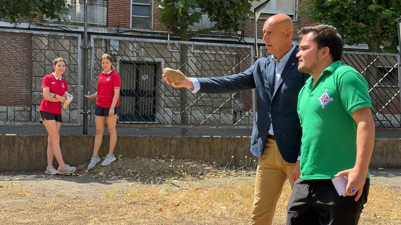La Bolera del Cinco de Octubre ha acogido este s&aacute;bado el XXVII Trofeo Ciudad de Le&oacute;n de Deportes Aut&oacute;ctonos, una cita a la que ha acudido el alcalde de Le&oacute;n, Jos&eacute; Antonio Diez, junto a los concejales Vicente Canuria y &Aacute;lvaro Pola. Foto: Ayto. Le&oacute;n.