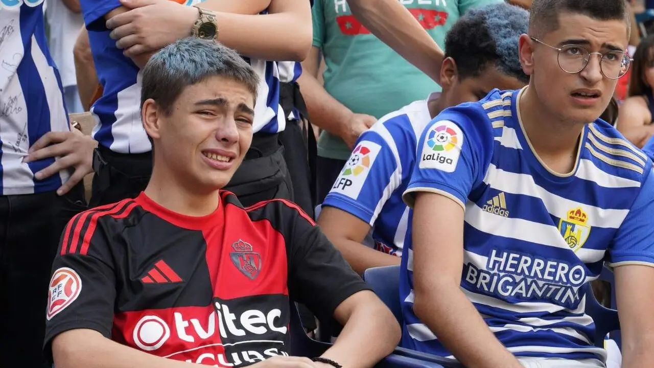Aficionados de la SD Ponferradina durante la derrota en la final del play off de ascenso a segunda divisi&oacute;n contra el Celta Fortuna. Fotos: C&eacute;sar S&aacute;nchez