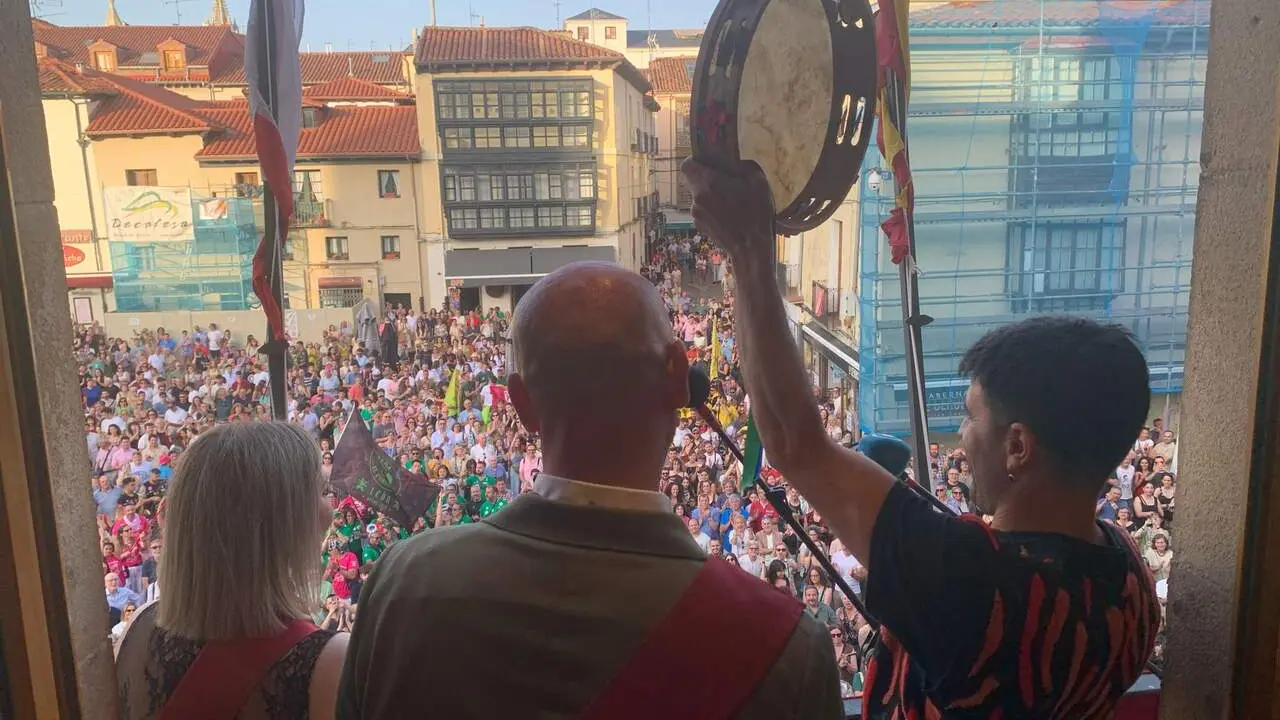 Cuevas pide m&aacute;s fiesta y menos odio en su preg&oacute;n de San Juan y San Pedro. Foto: Isaac Llamazares.