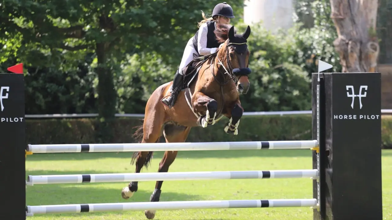 La ciudad de Le&oacute;n contin&uacute;a vibrando con la h&iacute;pica de alto nivel:&nbsp;el Trofeo Peque&ntilde;o Gran Premio EXIOM y la prueba Horse Pilot han dejado momentos de gran competitividad, con victorias muy ajustadas que hicieron vibrar al p&uacute;blico asistente este s&aacute;bado. Foto: M.A.G.