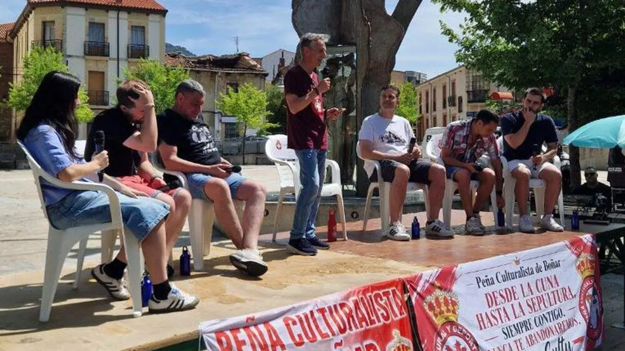 Los aficionados Carlos Su&aacute;rez y &Aacute;ngel Monz&uacute; recibieron un c&aacute;lido reconocimiento por su incondicional fidelidad al equipo en el encuentro organizado por la Pe&ntilde;a Culturalista de Bo&ntilde;ar. Foto: Pe&ntilde;a Culturalista de Bo&ntilde;ar.
