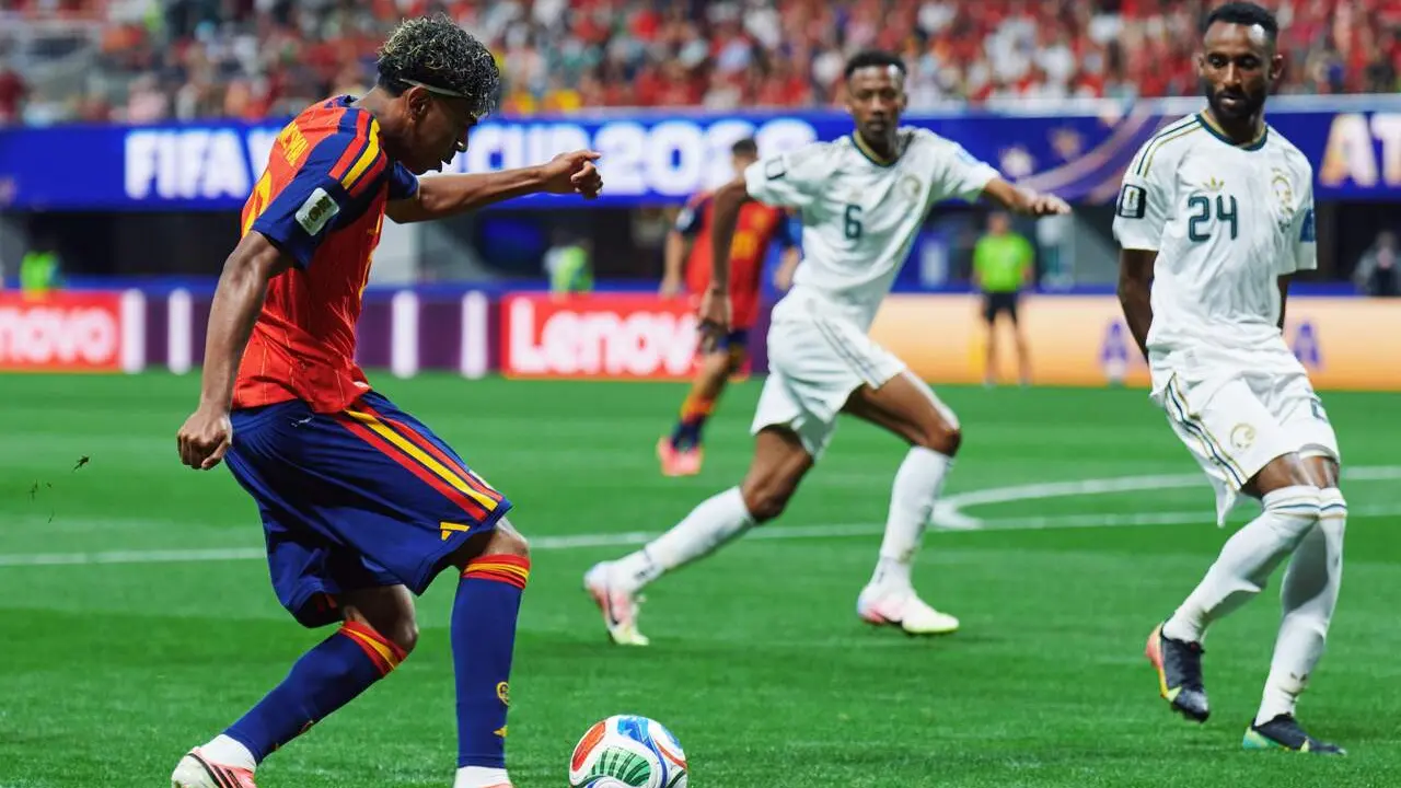 Lamine Yamal en un lance del partico contra Arabia Saud&iacute;. Foto: @SEFutbol.