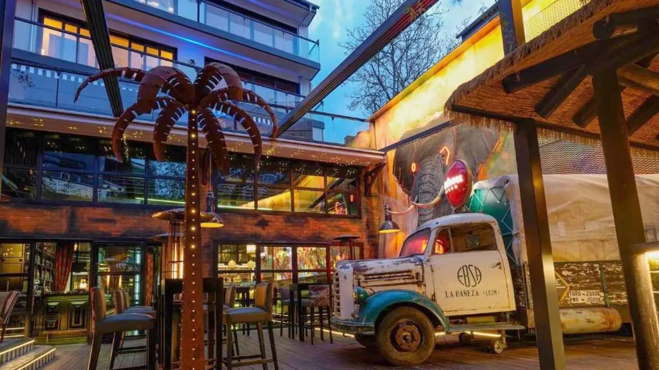La oferta hotelera de Le&oacute;n da un salto con nuevos conceptos de experiencia: la hist&oacute;rica Sala Glam transformar&aacute; todo su edificio en un innovador complejo hotelero y social. Glam Le&oacute;n ser&aacute; el hermano gemelo del Glam Tatoo Hotel de Lugo.