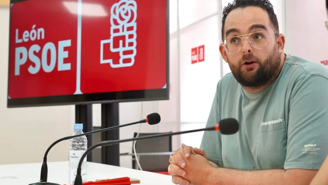 La portavoz del PSOE de Le&oacute;n, Luc&iacute;a de Castro, y el secretario de Pol&iacute;ticas LGTBI+, Jos&eacute; Manuel Rubio, detallan las propuestas socialistas en defensa de los derechos y la igualdad del colectivo LGTBI+ con motivo del Orgullo 2026