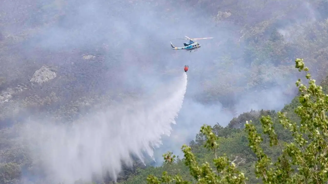 Equipos de extinci&oacute;n durante el incendio declarado en la localidad de Valdepi&eacute;lago.