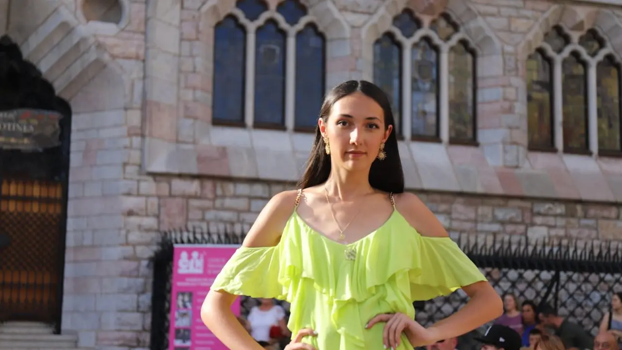 La plaza de San Marcelo, en el entorno de Botines, acogi&oacute; un desfile impulsado por la agencia CPI que reuni&oacute; a nuevos modelos y firmas de la provincia en el marco de las fiestas de San Juan y San Pedro. Fotos: Isaac LLamazares