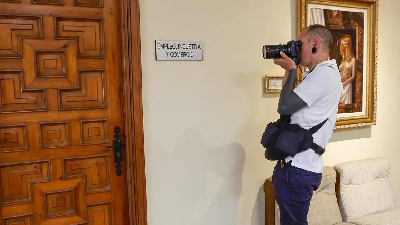 La Guardia Civil registra dependencias del Ayuntamiento de Soria por orden judicial. En la imagen compa&ntilde;eros de los medios de comunicaci&oacute;n esperan en el ayuntamiento de Soria a que finalice el registro.