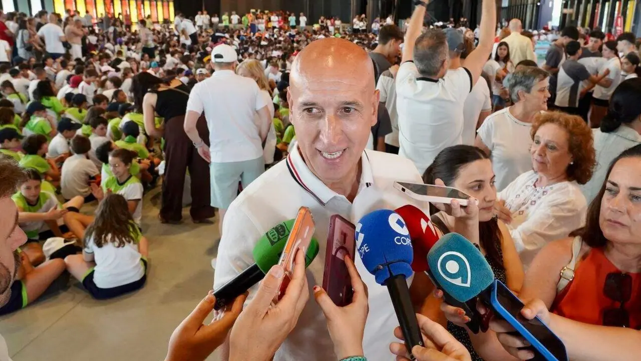 El alcalde de Le&oacute;n, Jos&eacute; Antonio Diez, participa, junto a representantes de C&aacute;ritas Diocesana y de Escuelas Cat&oacute;licas Castilla y Le&oacute;n, en el acto final de la V Marcha Solidaria por el Pacto Educativo Global
