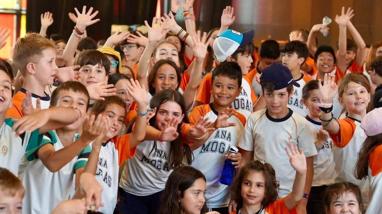 El alcalde de Le&oacute;n, Jos&eacute; Antonio Diez, participa, junto a representantes de C&aacute;ritas Diocesana y de Escuelas Cat&oacute;licas Castilla y Le&oacute;n, en el acto final de la V Marcha Solidaria por el Pacto Educativo Global