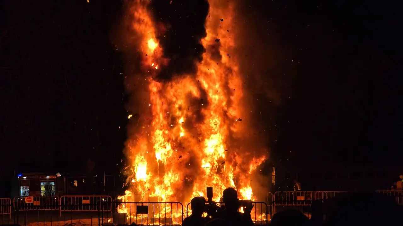 La ciudad de Le&oacute;n vivi&oacute; en la medianoche del 24 de junio uno de los momentos m&aacute;s esperados de las fiestas de San Juan y San Pedro con el encendido de la tradicional hoguera dedicada este a&ntilde;o a Urraca I de Le&oacute;n. La explanada situada frente al IES Eras de Renueva acogi&oacute; a centenares de asistentes que siguieron el desarrollo de un acto cargado de simbolismo. Fotos: Carlos Calvo