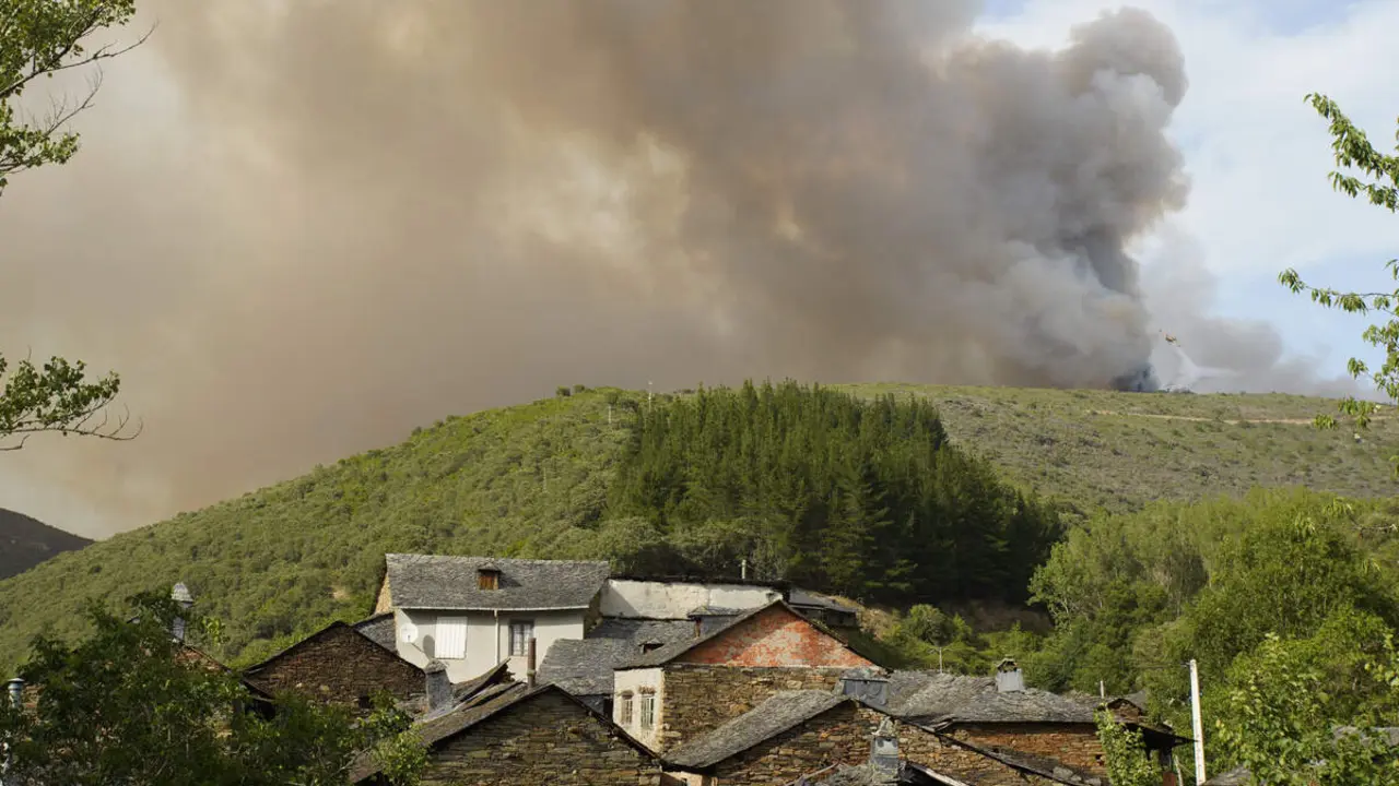 Incendio en la localidad de San Vicente de Arganza (Le&oacute;n)