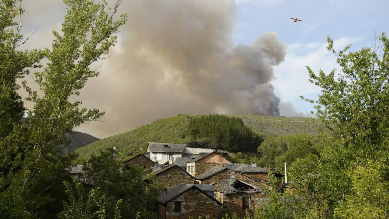 Incendio en la localidad de San Vicente de Arganza (Le&oacute;n)