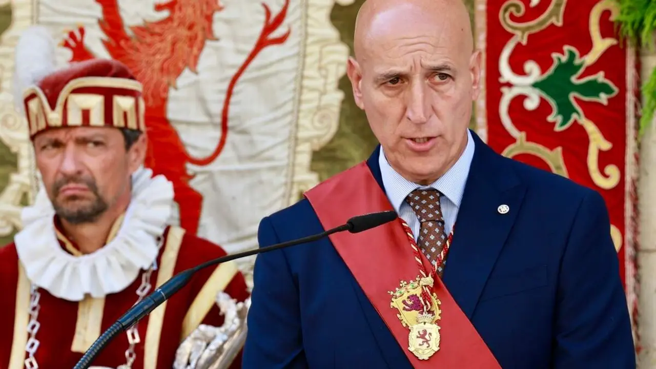 La Corporaci&oacute;n Municipal del Ayuntamiento de Le&oacute;n, encabezada por el alcalde, Jos&eacute; Antonio Diez, asiste a la celebraci&oacute;n de la misa de San Juan, a la que tambi&eacute;n acude el vicepresidente primero de la Junta y consejero de Desregulaci&oacute;n, Familia y Ayudas Sociales, Carlos Poll&aacute;n y el consejero de Industria, Universidades, Empleo y Comercio, Juan Carlos Su&aacute;rez-Qui&ntilde;ones