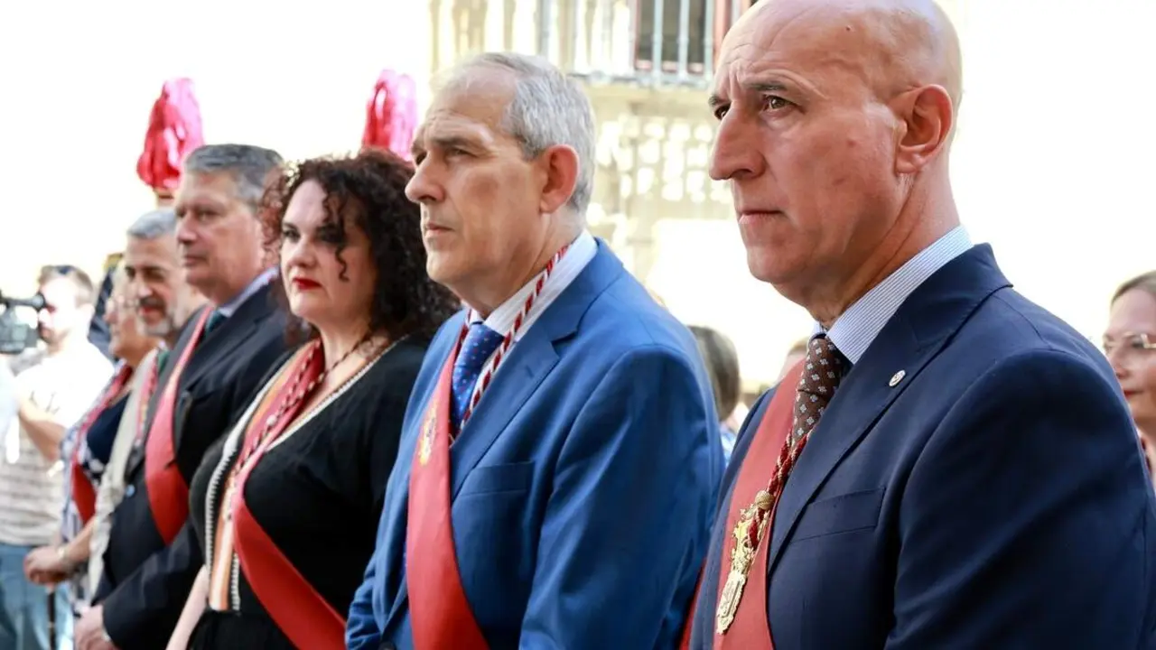 La Corporaci&oacute;n Municipal del Ayuntamiento de Le&oacute;n, encabezada por el alcalde, Jos&eacute; Antonio Diez, asiste a la celebraci&oacute;n de la misa de San Juan, a la que tambi&eacute;n acude el vicepresidente primero de la Junta y consejero de Desregulaci&oacute;n, Familia y Ayudas Sociales, Carlos Poll&aacute;n y el consejero de Industria, Universidades, Empleo y Comercio, Juan Carlos Su&aacute;rez-Qui&ntilde;ones