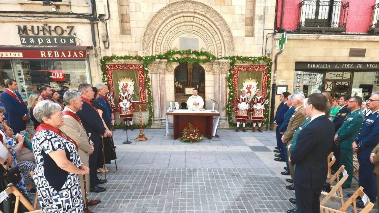 La Corporaci&oacute;n Municipal del Ayuntamiento de Le&oacute;n, encabezada por el alcalde, Jos&eacute; Antonio Diez, asiste a la celebraci&oacute;n de la misa de San Juan, a la que tambi&eacute;n acude el vicepresidente primero de la Junta y consejero de Desregulaci&oacute;n, Familia y Ayudas Sociales, Carlos Poll&aacute;n y el consejero de Industria, Universidades, Empleo y Comercio, Juan Carlos Su&aacute;rez-Qui&ntilde;ones