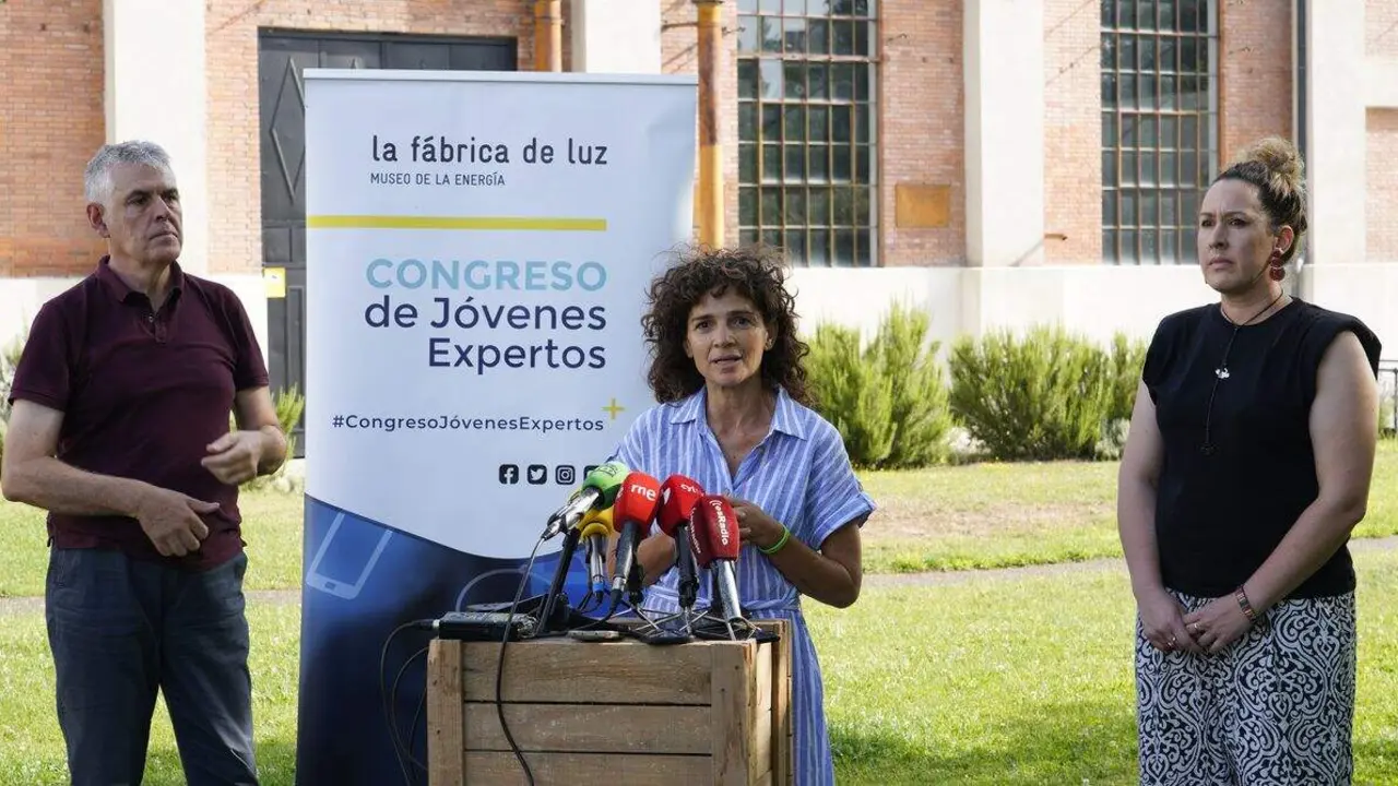 La directora del &Aacute;rea de Museos, Patrimonio y Cultura de Ciuden, Concepci&oacute;n Fern&aacute;ndez (C), junto a la directora del &Aacute;rea de Infraestructuras y Sostenibilidad de la Universidad de Le&oacute;n en Ponferrada, Sandra Buj&aacute;n (D), y el director del Centro Asociado de la Uned en Ponferrada, Jorge Vega, durante la presentaci&oacute;n de la octava edici&oacute;n del Congreso de J&oacute;venes Expertos