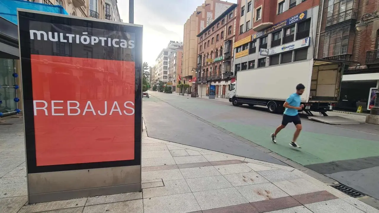 Las rebajas de verano han arrancado oficialmente en Le&oacute;n y, en las &uacute;ltimas horas, los establecimientos de la ciudad han colocado ya en sus escaparates los habituales carteles de descuentos. La campa&ntilde;a comienza con importantes reducciones de precios que, en numerosos casos, alcanzan el 50%.