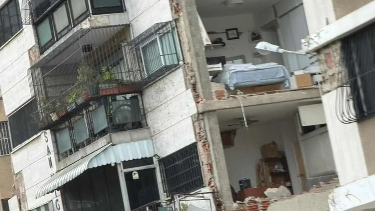 Imagen de un inmueble con da&ntilde;os en Venezuela.