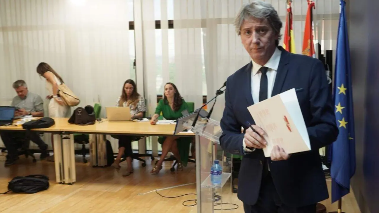 El secretario auton&oacute;mico del PSOE Carlos Mart&iacute;nez, ofrece una rueda de prensa