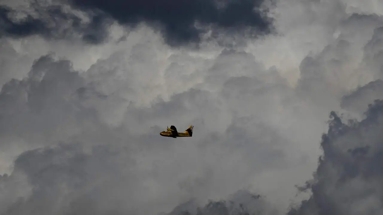 El operativo de incendios de la Junta despliega 90 medios y 400 profesionales para afrontar los incendios activos en Le&oacute;n. Cuatro de ellos, los de Van Vicente, Sotelo, Congosto y Vega de Valcarce, todos ellos en la comarca del Bierzo, se mantienen en nivel uno. Foto: C&eacute;sar S&aacute;nchez