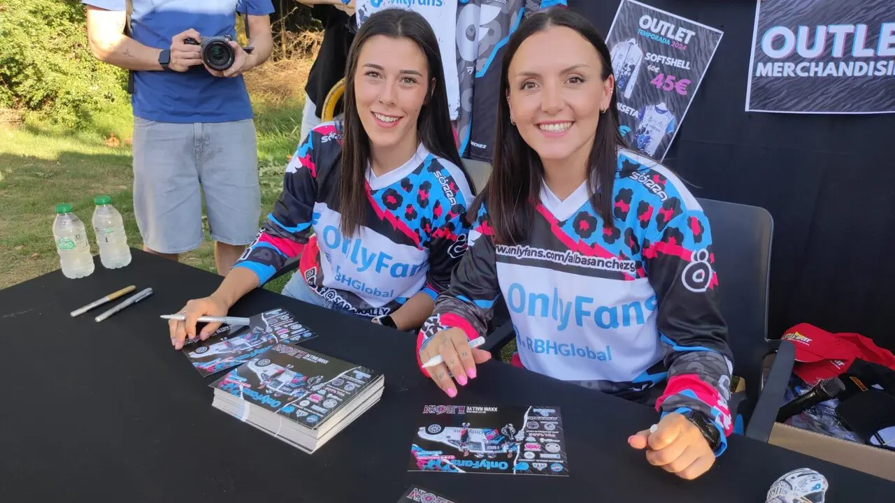 Alba S&aacute;nchez y Sara Guti&eacute;rrez presentan en las piscinas municipales de Cembranos el proyecto con el que competir&aacute;n en el Rallye de Le&oacute;n, al volante de un Peugeot 206 RC Grupo A respaldado por OnlyFans, RBH Global y un amplio grupo de colaboradores. Fotos: M.A. Garc&iacute;a