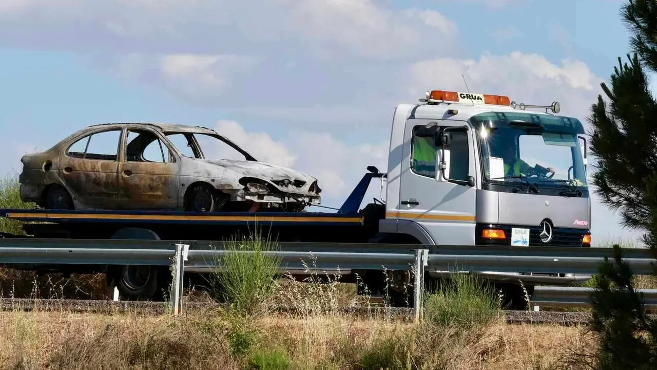 Un incendio en una cuneta de la A-231 en Santas Martas (Le&oacute;n) obliga a cortar la carretera en sentido Le&oacute;n