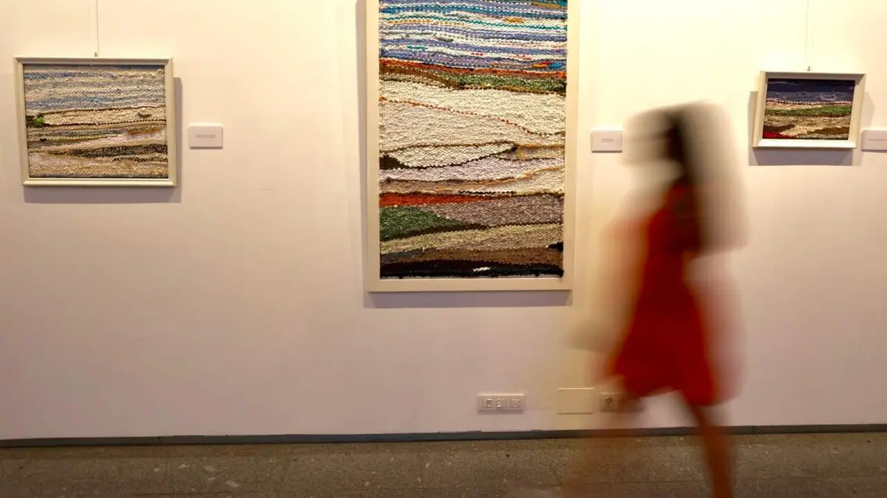 La artista textil Claudia de Santos y el escritor Julio Llamazares inauguran la exposici&oacute;n &lsquo;Memoria de la nieve&rsquo;, acompa&ntilde;ados por el director del Museo de los Pueblos Leoneses, Lucas Mor&aacute;n, y el el coordinador de Proyectos del ILC, Emilio Gancedo