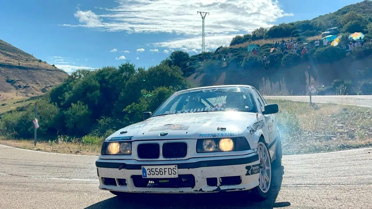 La prueba automovil&iacute;stica completa la mayor parte de su itinerario entre carreteras repletas de aficionados, una intensa jornada de calor y la vista puesta en los tramos finales que decidir&aacute;n la clasificaci&oacute;n.